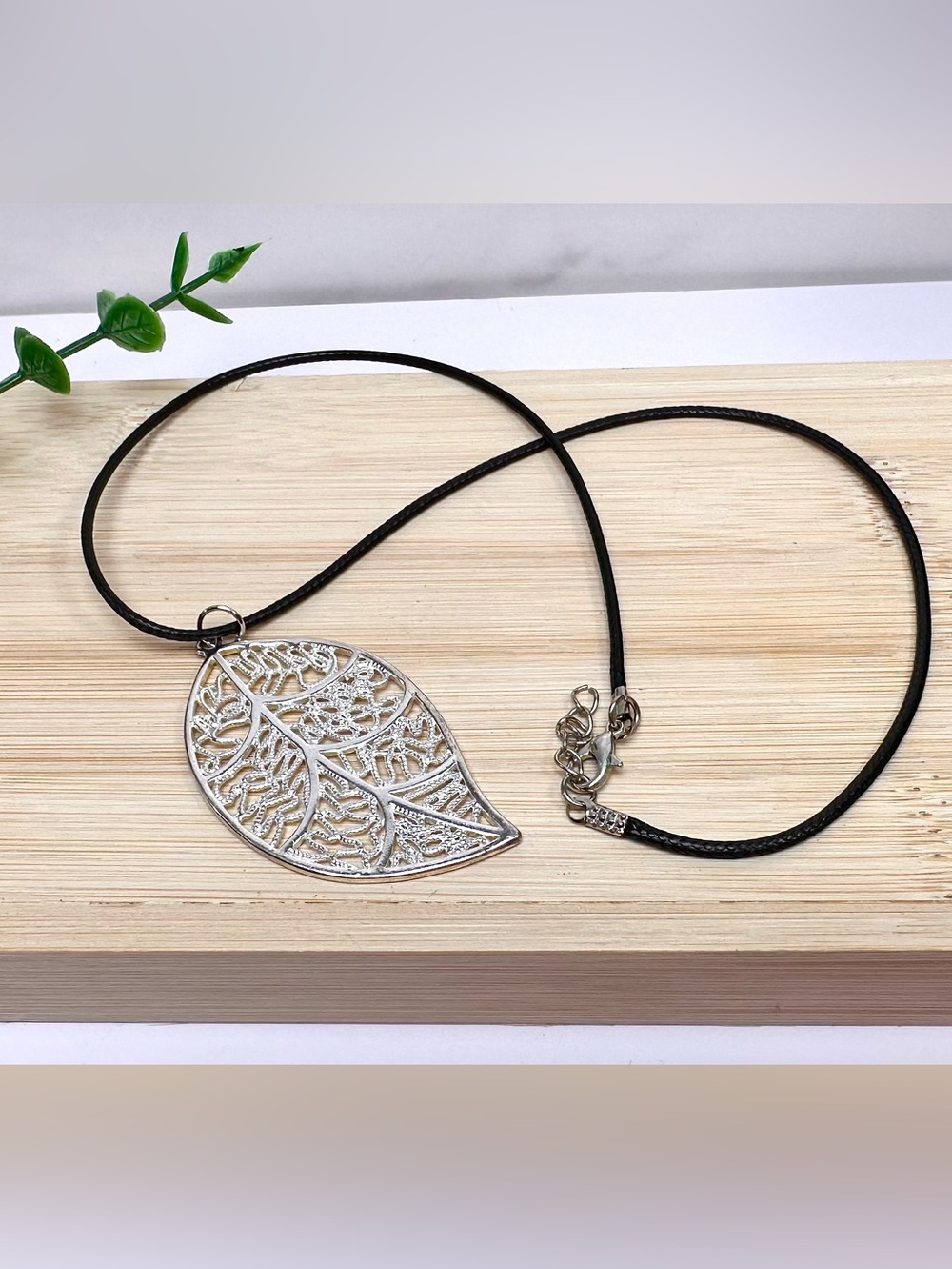 🤍Silver Tone Filigree Leaf Pendant Necklace
